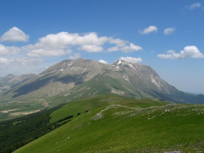 La incidencia de terremotos en los Apeninos, cadena montañosa que recorre Italia de norte a sur, puede estar relacionada con el ascenso del gas de dióxido de carbono enterrado en la Tierra. (ESPECIAL) 