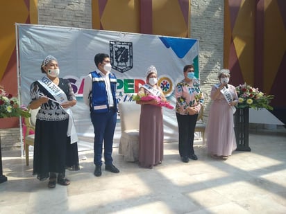 Autoridades municipales realizaron un pequeño evento para la coronación de la reina del adulto mayor. (EL SIGLO DE TORREÓN)