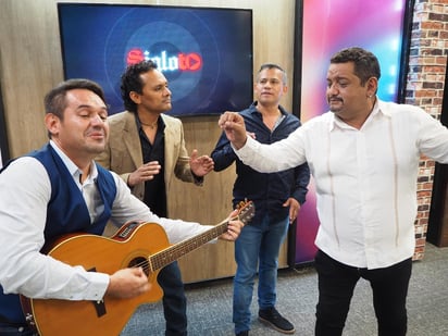 Para recordar al “Divo de Juárez”; los artistas laguneros Roberto Alemán, Norberto Flores, Pedro Vicente y Andrés Palomino se reunieron en el foro de SigloTV para “echar la bohemia” con puras canciones de “Juanga”. (VERÓNICA RIVERA)
