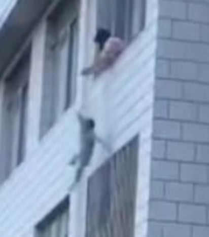 Vecinos atrapan a niño de 5 años que fue aventado desde un tercer piso para escapar de un incendio