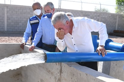 El alcalde de Torreón, Jorge Zermeño Infante, puso en marcha oficialmente el nuevo pozo de agua en Campo Nuevo Zaragoza y en el acto bebió algunos sorbos del agua directamente de la tubería, en alusión a la calidad del líquido que se entregará a los habitantes.