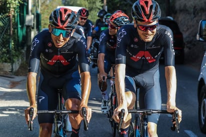 El colombiano Egan Bernal (i) es el campeón defensor del Tour de Francia, que este año se correrá en medio de un incremento de casos positivos de coronavirus en Francia. (EFE)