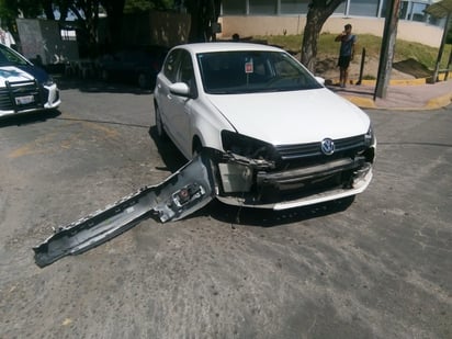 Con el fuerte impacto, se cayó la defensa del Bora y el costado derecho de la Honda resultó con daños.