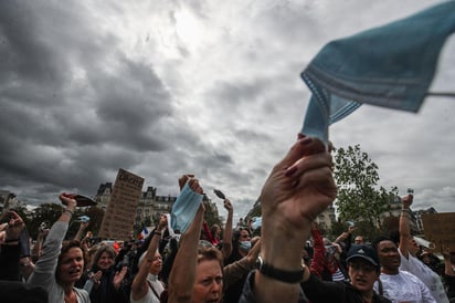 Con pancartas como 'Stop a la mentira y la corrupción', los manifestantes denunciaron la 'manipulación' del Gobierno y el intento de 'meter miedo a la población' mediante la imposición de la mascarilla en las grandes ciudades. (EFE)
