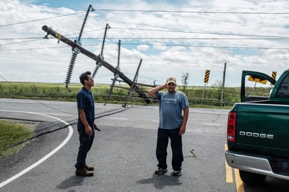 Mientras que miles de vecinos de Luisiana y Texas se han quedado sin electricidad y agua y no saben cuándo podrán volver a acceder a esos servicios. (ARCHIVO)