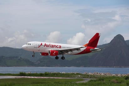 El Gobierno colombiano participará en la reestructuración financiera de la aerolínea Avianca a la que le otorgó un préstamo de 370 millones de dólares con el fin de preservar el servicio aéreo nacional, informó este sábado el Ministerio de Hacienda. (ARCHIVO)