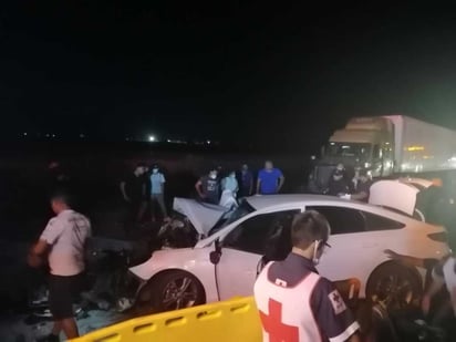 El automóvil Hyundai tipo Sonata color blanco transitaba por la citada carretera federal y a la altura del mencionado entronque se impactó con un camión. (EL SIGLO DE TORREÓN)