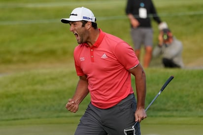 John Rahm celebra luego de embocar un increíble putt de 65 pies para llevarse la victoria en el playoff ante Dustin Johnson. (AP)