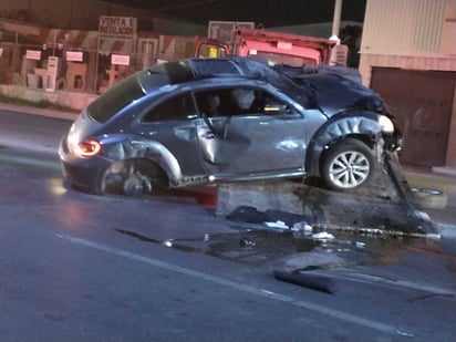 Perdió el control para después impactarse contra los muros de contención de concreto, lo que provocó que volcara hasta terminar en la salida del puente. (EL SIGLO DE TORREÓN)