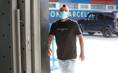 El mediocampista chileno Arturo Vidal se presentó ayer a hacerse la prueba para detectar el coronavirus. (EFE)