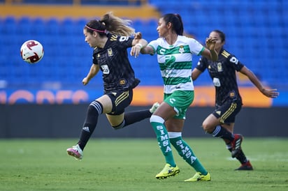 Muy superiores fueron las felinas, sobre todo en la parte inicial, en la que anotaron los cuatro goles con las que vencieron a las lagunera. (TIGRES)