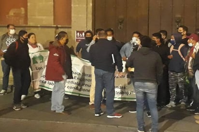 A pesar de que autoridades del recinto histórico les han ofrecido intermediar con autoridades federales, los trabajadores aseguran que no se moverán hasta que lleguen funcionarios de alto nivel a dialogar con ellos. (EL UNIVERSAL)