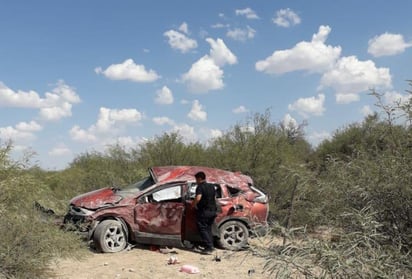 El copiloto salió disparado del vehículo y perdió la vida de manera instantánea. (EL SIGLO DE TORREÓN)