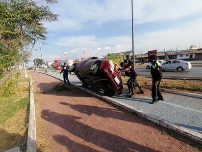 Personal de Bomberos y PC se encargó de colocar el vehículo nuevamente sobre sus cuatro ruedas. (EL SIGLO DE TORREÓN)