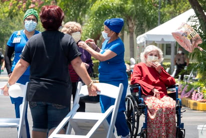 Florida levantará la prohibición sobre visitar asilos de ancianos, impuesta con el fin de contener el contagio del coronavirus pero que ha dejado a muchas personas mayores aisladas y sin poder ver a sus familiares y amigos. (ARCHIVO) 
