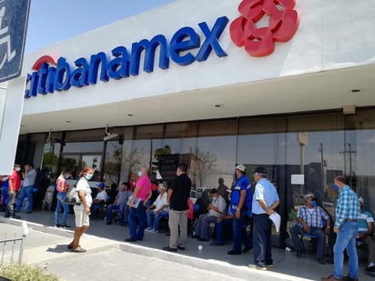 Las autoridades municipales lanzaron un ultimátum a Banamex por el peligroso servicio que ofrecen a los adultos mayores, quienes acuden a cobrar su pensión y hacen fila de hasta tres cuadras bajo el sol a 39 grados centígrados. (SERGIO A. RODRÍGUEZ)