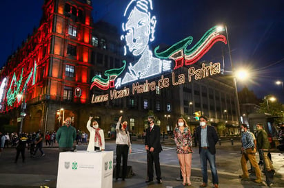 Esta noche de martes, la Jefa de Gobierno de la Ciudad de México, Claudia Sheinbaum Pardo, acompañada de la Presidenta del Consejo Asesor de Memoria Histórica y Cultural de México, Beatriz Gutiérrez Müller, realizaron el acto de encendido del alumbrado decorativo en los edificios aledaños al Zócalo capitalino en conmemoración de los 210 años del inicio de la Independencia de México, entre ellos, la águila juarista, que fue controversial en redes sociales hace unos días. (EL UNIVERSAL)