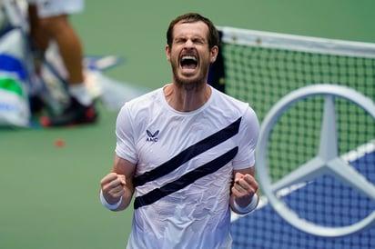 Con todo y dos operaciones de cadera, Andy Murray vino de atrás para vencer 4-6, 4-6, 7-6, 7-6, 6-4 a Yoshihito Nishioka en maratónico duelo. (AP)