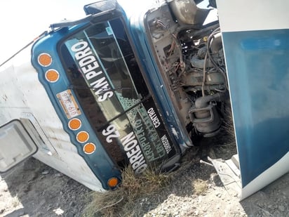 El operador se salió del camino y terminó volcado sobre su costado derecho de la carretera. (EL SIGLO DE TORREÓN)