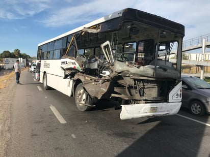 Cuatro pasajeros resultaron lesionados en el accidente, aunque solo dos de ellos requirieron hospitalización. (EL SIGLO DE TORREÓN)