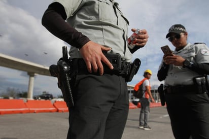 Fuerzas policiales estatales, federales y castrenses recorren la zona noreste de la capital del estado, para inhibir la acción de la delincuencia organizada, luego de la masacre en la colonia Antonio Barona que dejó un saldo de ocho muertos y 14 lesionados, la noche del martes pasado. (ARCHIVO)