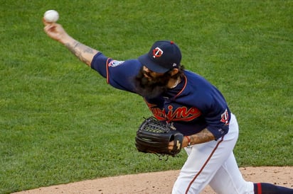 Sergio Romo no aceptó carreras en una entrada en la victoria de Mellizos 3-2 sobre Tigres en el segundo juego. (AP)