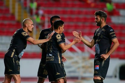 Ángel Mena (c) festeja con sus compañeros luego de marcar el primer tanto en la victoria de León 2-0 sobre Necaxa. (JAM MEDIA)