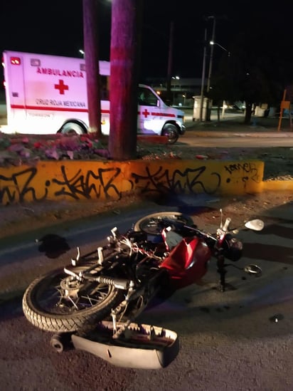 El accidente se registró poco antes de las cinco de la mañana en el cruce de la avenida Unidad Obrera y bulevar Fidel Velázquez, de la colonia Fidel Velazquez de Torreón.
(EL SIGLO DE TORREÓN)