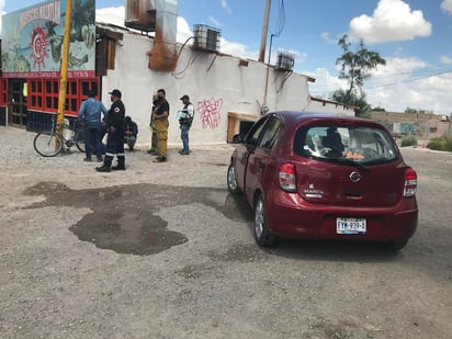 Un vehículo particular se impactó contra el medidor de gas de un negocio de venta de mariscos y provocó un importante fuga de combustible. (EL SIGLO DE TORREÓN)