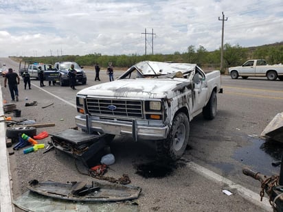 El conducto de una camioneta que transitaba por la carretera federal número 2, en su tramo Piedras Negras -Ciudad Acuña, prácticamente se salvó de morir; tras sufrir una aparatosa volcadura en la camioneta en la que se trasladaba. (RENÉ ARELLANO)