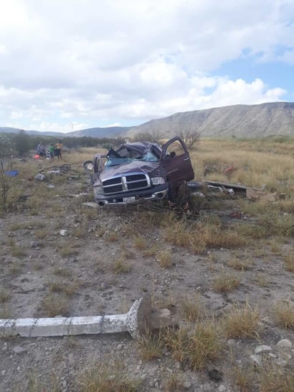 El aparatoso accidente ocurrió poco antes de las 10:00 horas de ayer sábado en la carretera. (EL SIGLO DE TORREÓN)