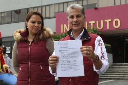 Luego de que este sábado iniciara el periodo para presentar candidaturas para la dirigencia de Morena, este domingo, Alejandro Rojas Díaz Durán se presentó en las instalaciones del Instituto Nacional Electoral (INE) para inscribirse como aspirante a la Presidencia de ese partido y donde señaló que de llegar a ese cargo se acabará la reelección automática. (EL UNIVERSAL)