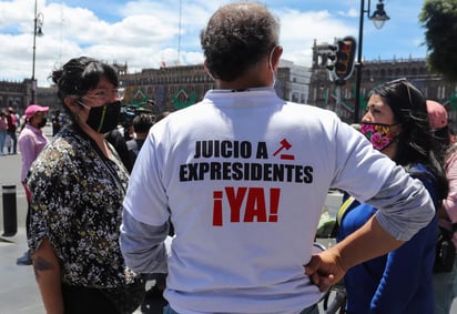 Este domingo, frente a Palacio Nacional, media docena de personas instalaron un par de mesas para recabar firmas para solicitar que se realice una encuesta para decidir si se enjuicia a expresidentes por presuntos actos de corrupción; aquí se formaron largas filas de peatones que desean firmar. (ARCHIVO)