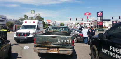 El accidente ocurrió cerca de las 11:30 horas sobre el bulevar Miguel Alemán, a la altura de la avenida Victoria de dicho sector habitacional. (EL SIGLO DE TORREÓN)