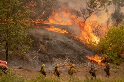 Los fuertes vientos pronosticados esta semana en diferentes lugares de California amenazan con empeorar la temporada récord de incendios en ese estado, afectado por más de una veintena de fuegos grandes. (ARCHIVO) 