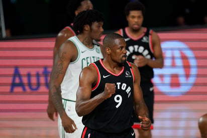 El ala-pívot congoleño español Serge Ibaka, de los Raptors de Toronto, resultó lesionado del tobillo izquierdo el lunes durante el quinto partido de la eliminatoria de semifinales que su equipo disputó contra los Celtics de Boston y es duda para el sexto, este miércoles. (ARCHIVO)