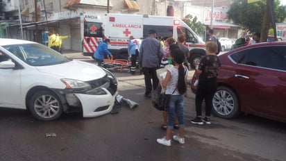 Al recibir el fuerte impacto el joven salió proyectado de la moto, terminando en la carretera malherido, mientras que la motocicleta derrapó hasta incrustarse debajo del Nissan Sentra rojo que se encontraba estacionado en la esquina de la calle Blanco y Presidente Carranza.
(EL SIGLO DE TORREÓN)