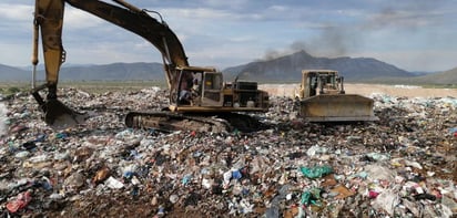 Personal de las oficinas de la Secretaría de Recursos Naturales y Medio Ambiente en Durango realizó el pasado viernes un recorrido oficial por los rellenos sanitarios de Gómez Palacio y Lerdo, en donde la observación más sentida fue la misma para ambos municipios, el tener los residuos a cielo abierto. (ARCHIVO)