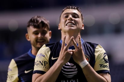 Henry Martín (i) celebra con Leonardo Suárez luego de marcar el segundo tanto del América, en la victoria 3-2 sobre Puebla. (EFE)