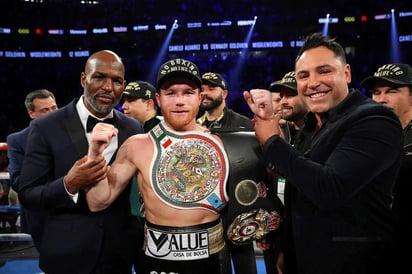 Saúl Álvarez, mejor conocido como 'Canelo', demandó a Oscar de la Hoya, Golden Boy Promtions y DAZN, las organizaciones que manejan su carrera. (ARCHIVO)