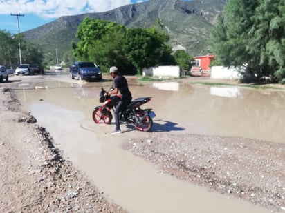 Las calles se convirtieron en lagunas debido al escurrimiento de la sierra del Sarnoso.
(EL SIGLO DE TORREÓN)