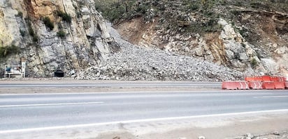 Esta mañana se informó que el cierre parcial solo se encuentra en el km 233+480 Carretera Puerto México - Ojo Caliente.