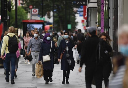 El Gobierno británico se pone en manos de lo que ha bautizado como 'regla de seis', la prohibición de reuniones de más de seis personas, para tratar de impedir que las preocupantes cifras de contagios de la COVID-19 se conviertan en una segunda ola. (ARCHIVO) 