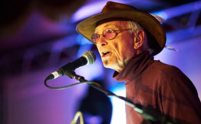 Simeon Coxe, cofundador del grupo Silver Apples y pionero de la música electrónica, murió el martes a los 82 años. (ESPECIAL) 
