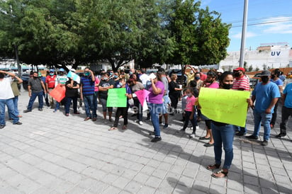 Los quejosos dijeron ser parte de grupos vecinales en las colonias Bocanegra, San Marcos, Joyas del Oriente, Francisco Villa, entre otros, sectores que han “sido abandonados por las autoridades municipales en los últimos meses”, según afirmaron representantes de la manifestación.
(FERNANDO COMPEÁN)