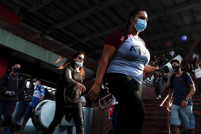 Brasil sumó 1,075 muertes por la COVID-19 en las últimas 24 horas, con lo que el número de fallecidos superó los 128,000, mientras que el de contagios se acerca a los 4.2 millones de casos, informó este miércoles el Gobierno. (ARCHIVO)