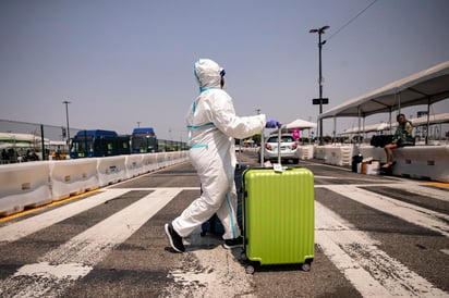 Las autoridades estadounidenses planean suspender el incrementado chequeo sanitario a pasajeros provenientes de ciertos países a partir de la semana próxima y tales viajeros ya no serán obligados a ingresar por alguno de 15 grandes aeropuertos de Estados Unidos. (ARCHIVO) 