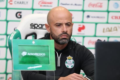 Tras la derrota de Santos Laguna en casa ante Pumas, que le cortó el invicto a Guillermo Almada como local en el Estadio Corona desde su llegada la Comarca, Dante Elizalde, habló ante los medios de comunicación de forma virtual y dejó en claro que el estratega uruguayo sigue firme. (TWITTER)