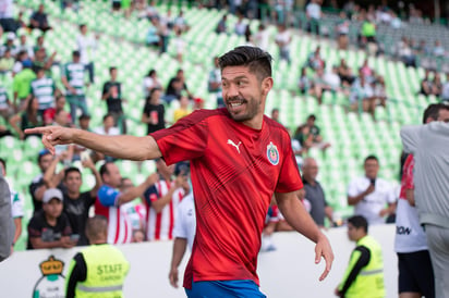 El delantero del Guadalajara Oribe Peralta, invitó a los críticos a que se den una vuelta a los campos de entrenamiento para intentar hacer lo que en transmisiones o atrás de una computadora, critican o juzgan cuando un jugador falla. (ARCHIVO)