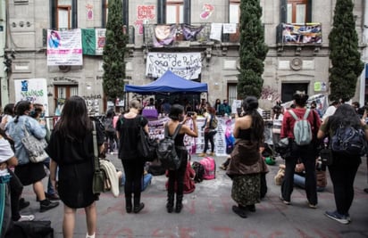 La activista señaló que hasta el momento no hay una respuesta concreta para sus exigencias y aseveró: 'vamos a seguir en pie de lucha hasta que esto se acabe'. 
(EL UNIVERSAL)